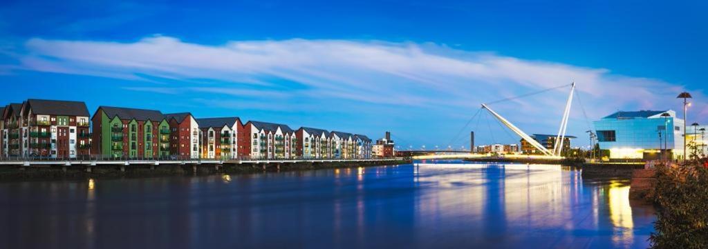 Luxury 2 Bedroom Waterfront Apartment With Balcony Newport  Eksteriør bilde