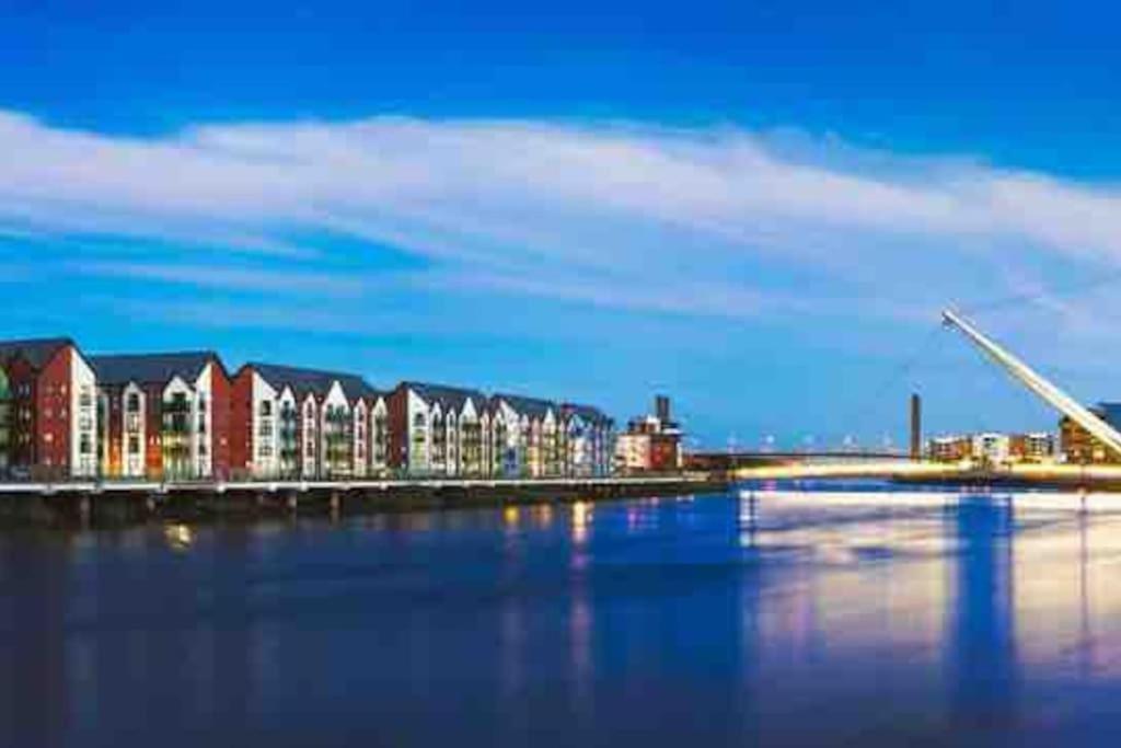 Luxury 2 Bedroom Waterfront Apartment With Balcony Newport  Eksteriør bilde