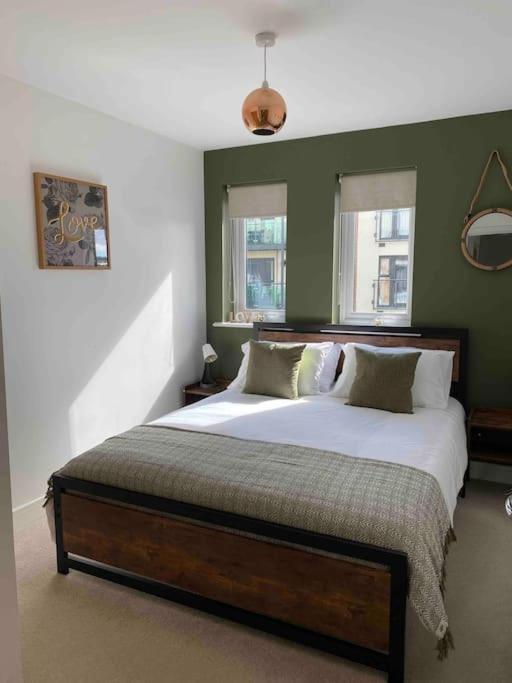Luxury 2 Bedroom Waterfront Apartment With Balcony Newport  Eksteriør bilde